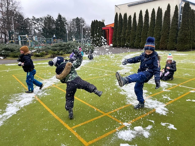 Zabawy w resztkach śniegu - klasa 1a - zdjęcie 1