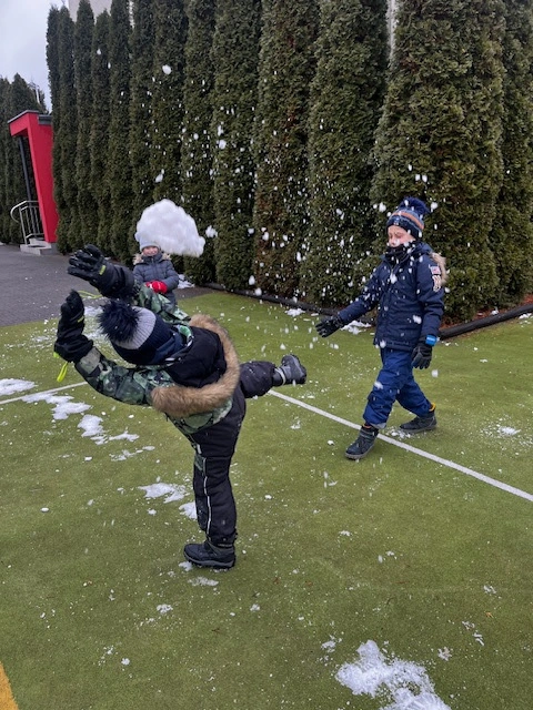 Zabawy w resztkach śniegu - klasa 1a - zdjęcie 2