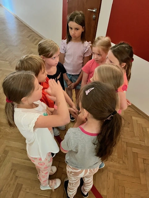 Edukacja społeczna - zabawy integrujące zespół klasowy w 1a - zdjęcie 2