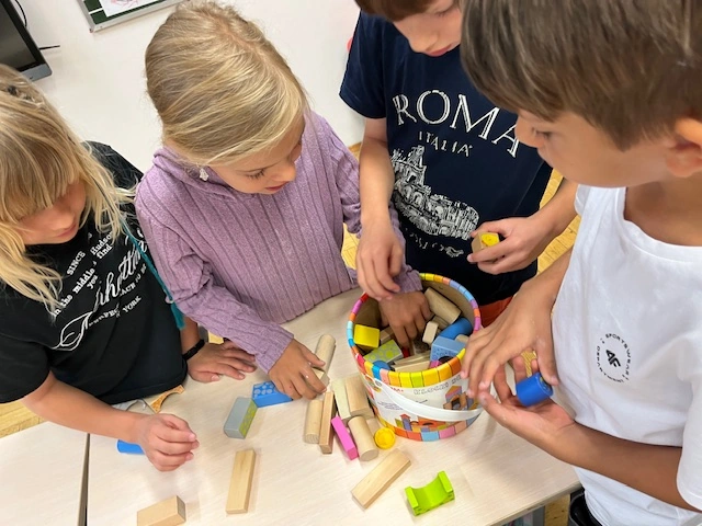 Edukacja społeczna - zabawy integrujące zespół klasowy w 1a - zdjęcie 3