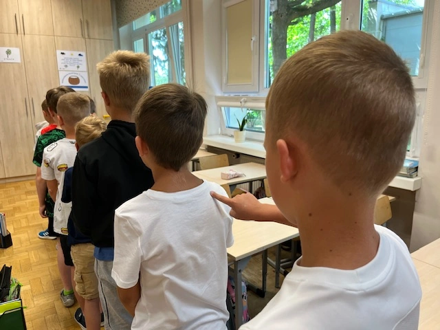 Edukacja społeczna - zabawy integrujące zespół klasowy w 1a - zdjęcie 5