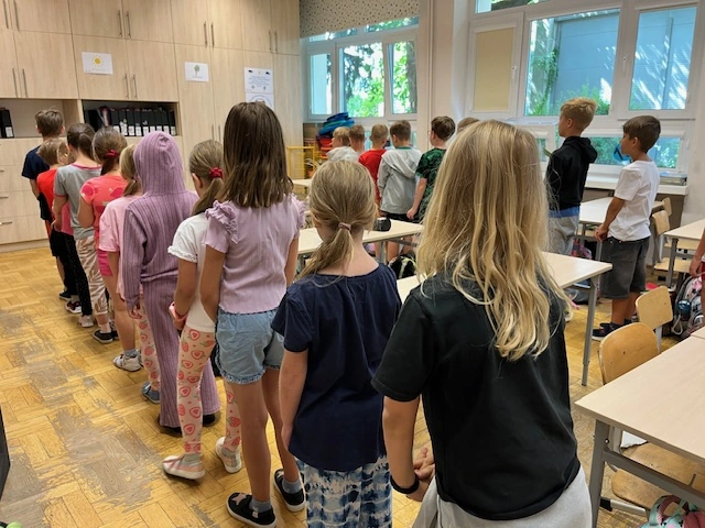 Edukacja społeczna - zabawy integrujące zespół klasowy w 1a - zdjęcie 6