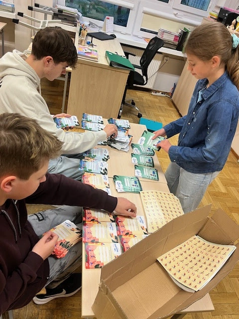 Uczniowie pomagają - przygotowania do Rowerowego Maja - zdjęcie 1