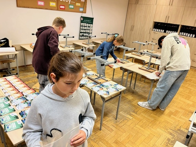 Uczniowie pomagają - przygotowania do Rowerowego Maja - zdjęcie 2