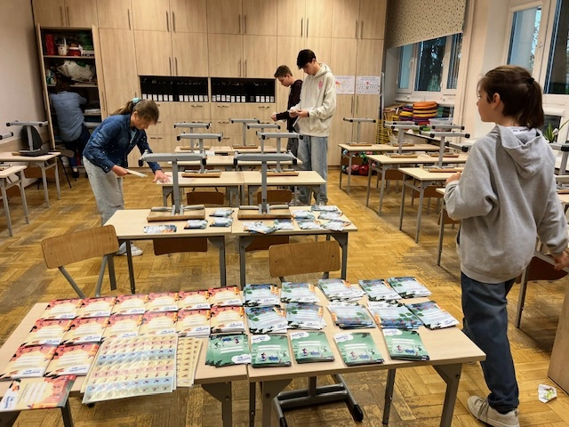 Uczniowie pomagają - przygotowania do Rowerowego Maja - zdjęcie 4