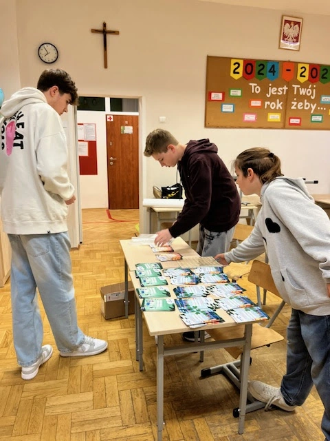 Uczniowie pomagają - przygotowania do Rowerowego Maja - zdjęcie 5