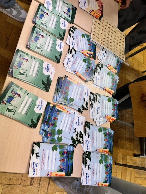 Uczniowie pomagają - przygotowania do Rowerowego Maja - zdjęcie 6