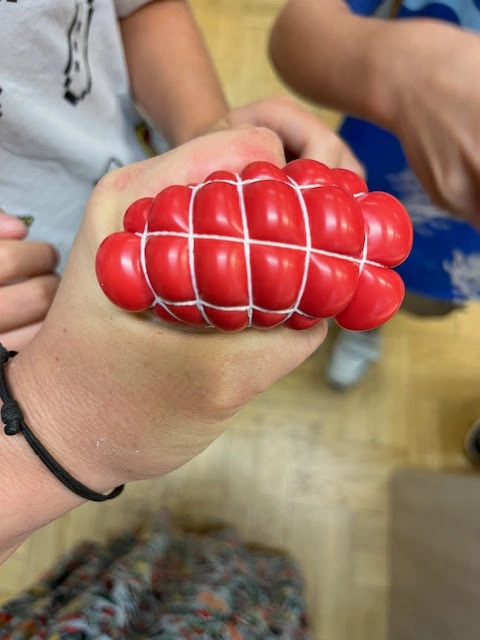 Sensorycznie w 1a - robimy gniotki - zdjęcie 1