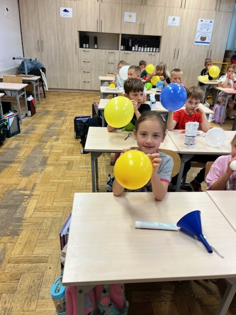 Sensorycznie w 1a - robimy gniotki - zdjęcie 2