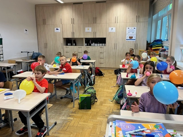 Sensorycznie w 1a - robimy gniotki - zdjęcie 5