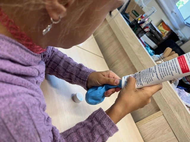 Sensorycznie w 1a - robimy gniotki - zdjęcie 6