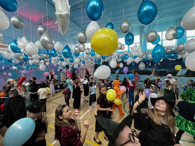 Wspaniała zabawa w przepięknej sali balowej - klasy 1-3 - zdjęcie 1