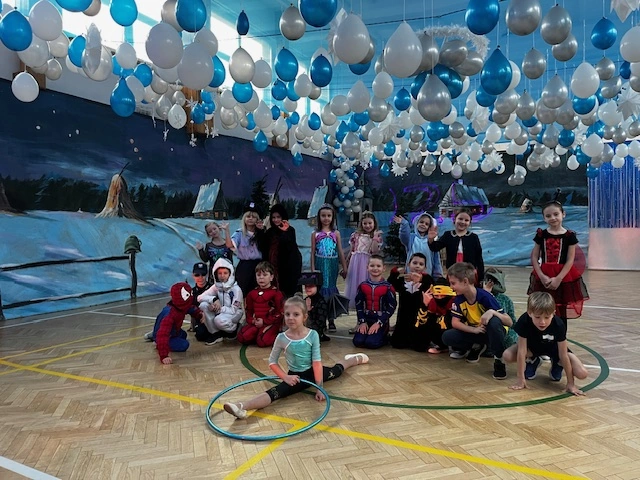 Wspaniała zabawa w przepięknej sali balowej - klasy 1-3 - zdjęcie 2