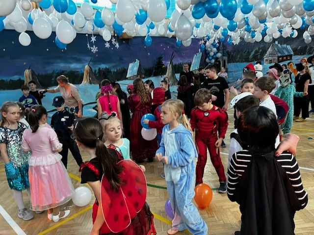 Wspaniała zabawa w przepięknej sali balowej - klasy 1-3 - zdjęcie 4
