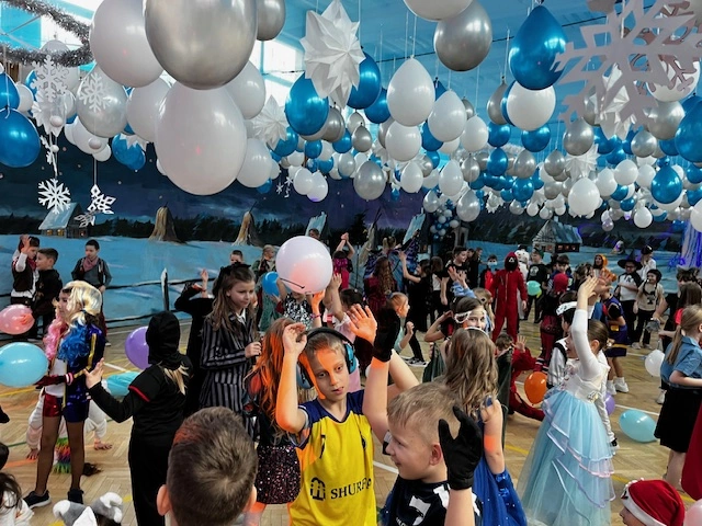 Wspaniała zabawa w przepięknej sali balowej - klasy 1-3 - zdjęcie 5