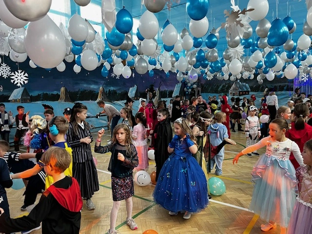 Wspaniała zabawa w przepięknej sali balowej - klasy 1-3 - zdjęcie 6