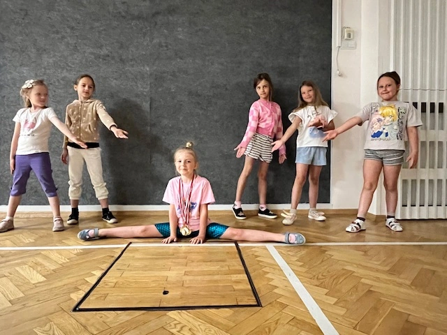 Nasz gimnastyczny talent - Julia z 1a. Brawo Jula! - zdjęcie 1