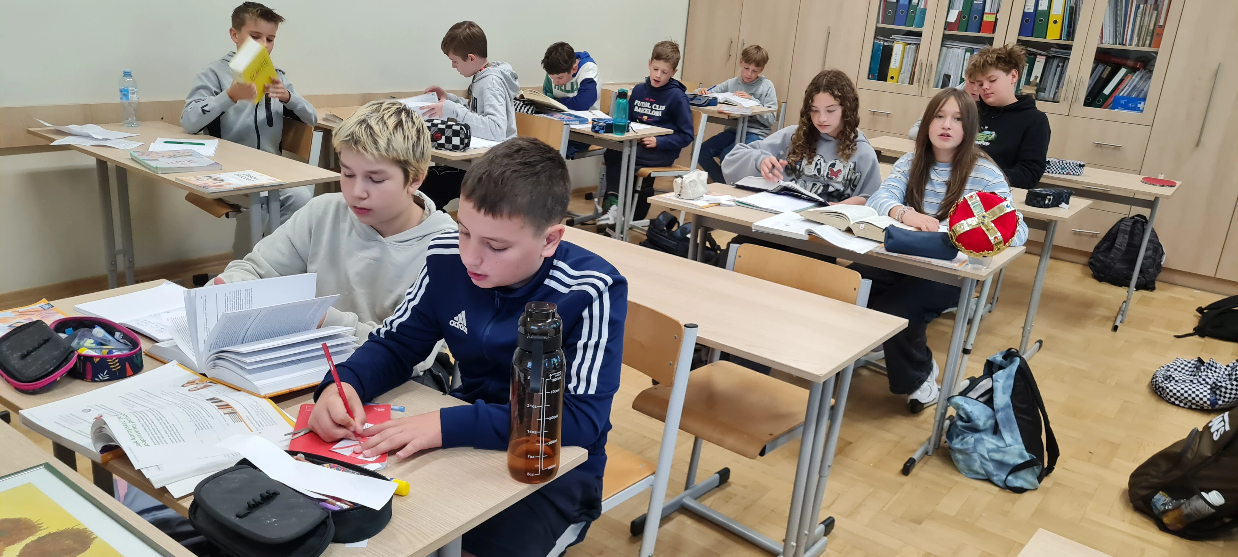 Klasa 6 b - Praca ze słownikami - zdjęcie 2